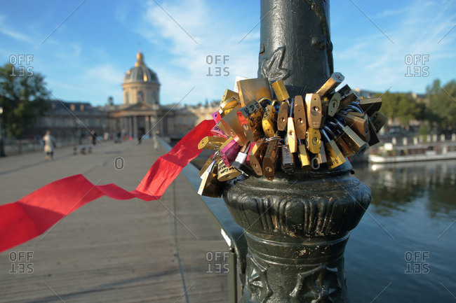 The Pont Des Arts And The Eiffel Tower In Paris, France Stock