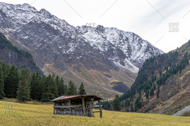 Europe, Austria, Tyrol, Stubai Alps, Sellrain, St. Sigmund im Sellrain, wooden hut against the backdrop of the autumnal Gleirsch valley