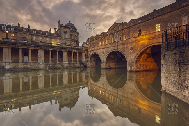 A dusk view of the unique 18th century Pulteney Bridge spanning the River Avon, in the heart of Bath, UNESCO World Heritage Site, Somerset, England, United Kingdom, Europe
