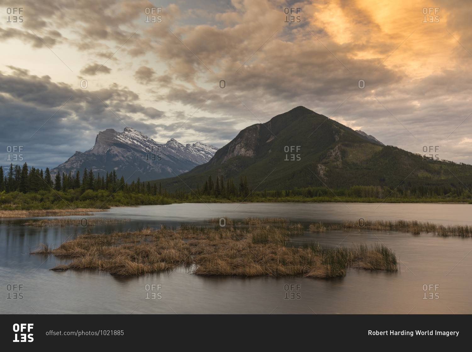 Sunrise at Vermillion Lakes with Mount Rundle, Banff National Park ...