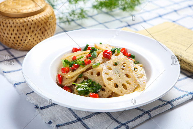 Cold lotus root set out to eat