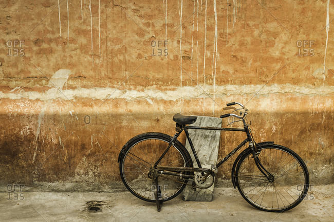 Bicycle leaning against wall Jaipur Rajasthan India stock photo