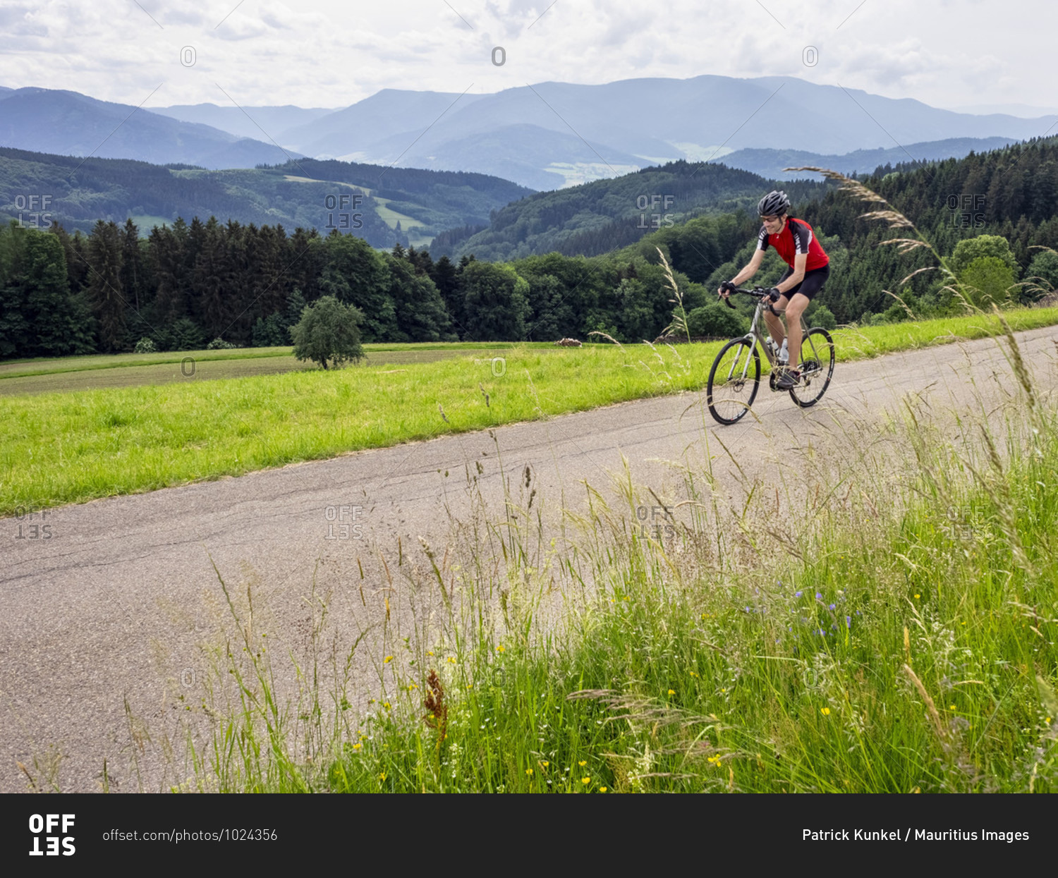 Road cyclist on the Schillingerberg, Middle Black Forest, in the background the Kandel massif.