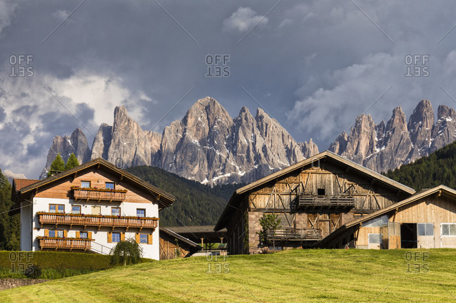 Typical farm buildings in front of the Oddle Mountain Range (Geislerspitzen), Puez-Geisler Nature Park, Val di Funes, St. Magdalena, Val di Funes, Bolzano district, Alps, Dolomites, Trentino, South Tyrol, Alto Adige, Italy