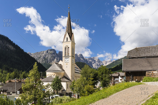 Parish church of Campill in front of Puez Mountain Group, Campill, Longiaru Valley, Val Badia, Bolzano district, South Tyrol, Alto Adige, Dolomites, Trentino-Alto Adige \
 Italy