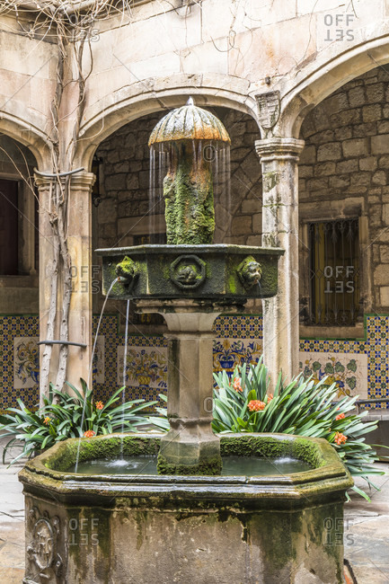 Fountain in the Patio at Casa de l\'Ardiaca, Barri Gotic, Old Town, Barcelona, Catalonia, Spain