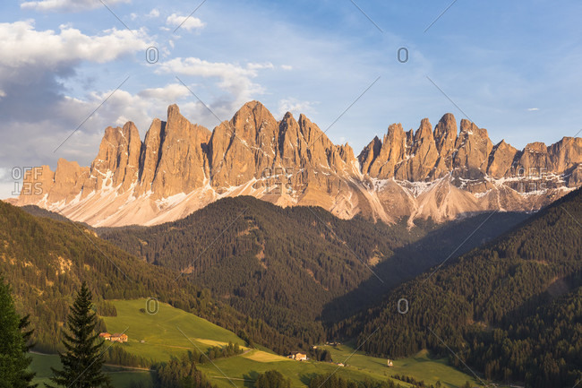 Oddle Mountain Range (Geislerspitzen) above Val di Funes, Puez-Geisler Nature Park, St. Magdalena, Val di Funes, Bolzano district, Alps, Dolomites, Trentino, South Tyrol, Alto Adige, Italy