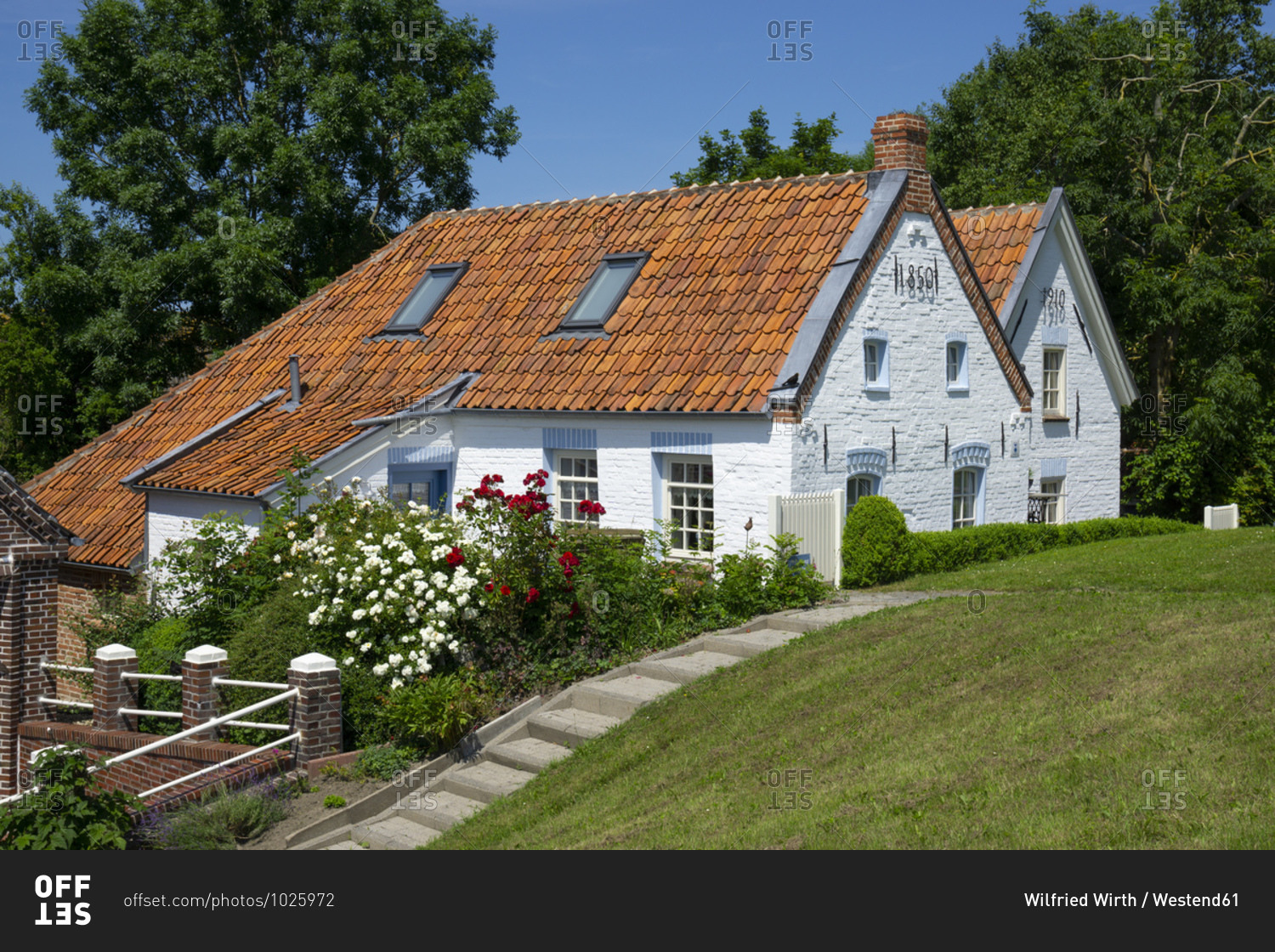 Germany- Lower Saxony- Krummhorn- Rustic house in spring