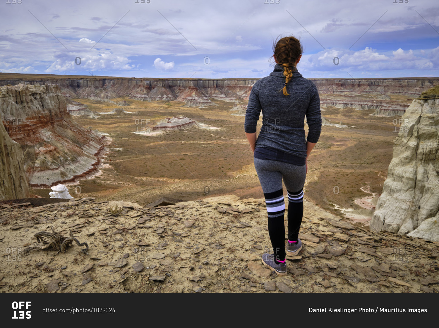 USA, United States of America, Arizona, Utah, Coal Mine Canyon, Tuba City, Coal Mine Mesa, woman standing at Moenkopi Plateau,