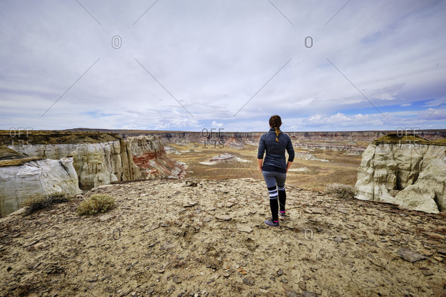 USA, United States of America, Arizona, Utah, Coal Mine Canyon, Tuba City, Coal Mine Mesa, woman standing at Moenkopi Plateau,