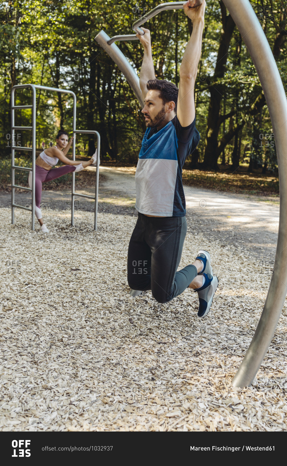 Man lifting himself up on a fitness trail