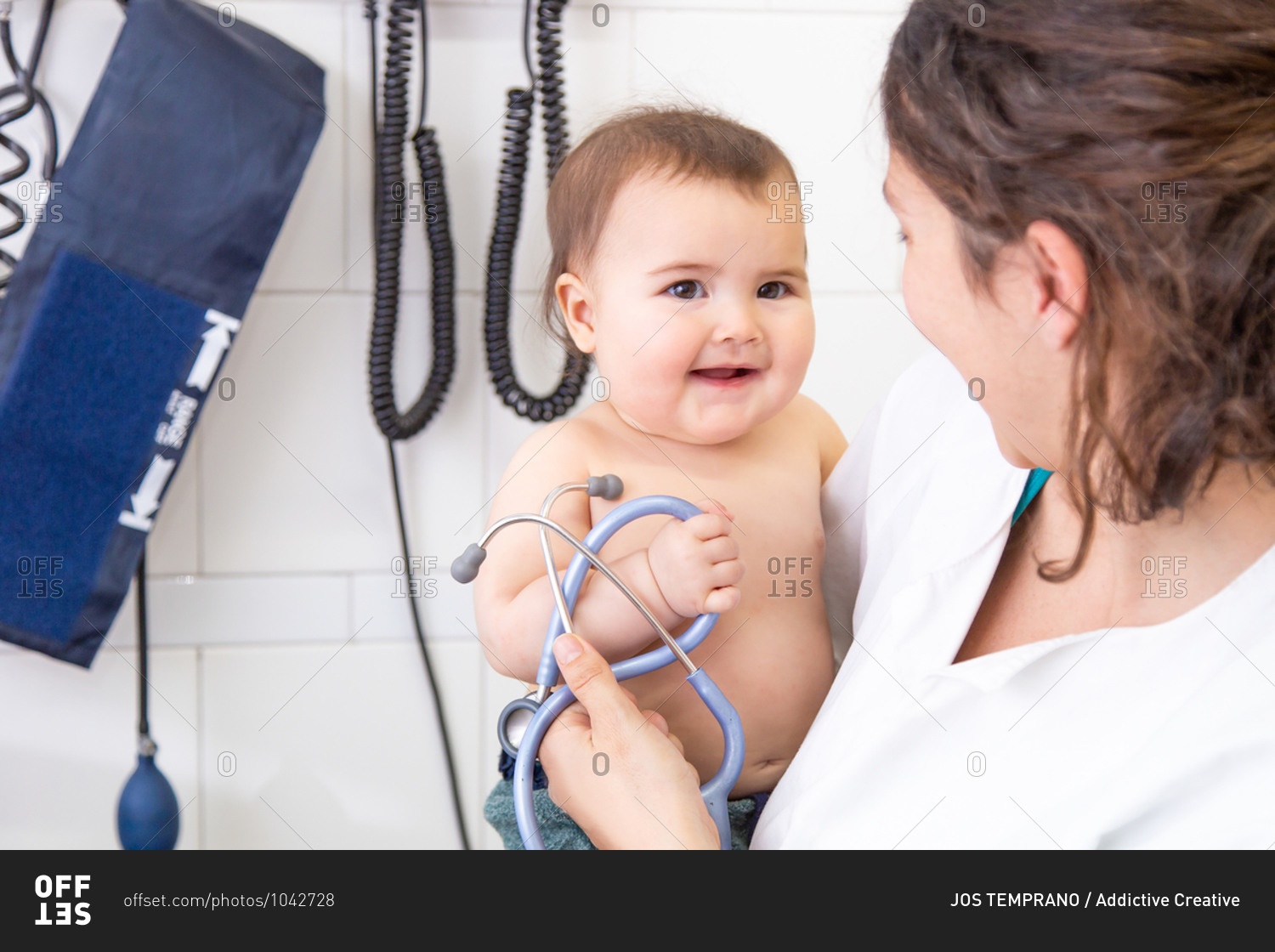 Portrait Adorable Cute Newborn Baby Scale Pediatrician's Office Medical  Examination Stock Photo by ©tonodiaz 562767052