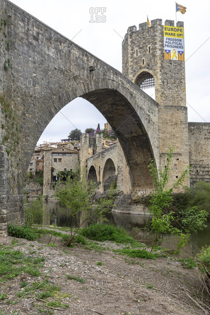 Europe, spain, catalonia, girona province, garrotxa, besalú, view of the pont de besalú over the fluvia river