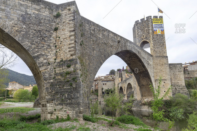 Europe, spain, catalonia, girona province, garrotxa, besalú, view of the pont de besalú over the fluvia river