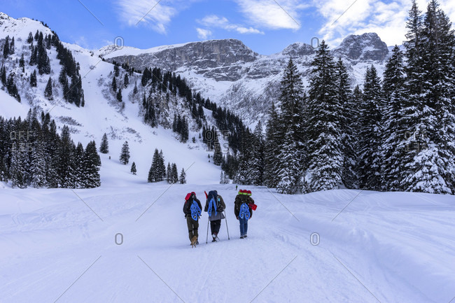 Europe, austria, vorarlberg, montafon, rätikon, gauertal, winter hikers on the ascent to lindauer hutte