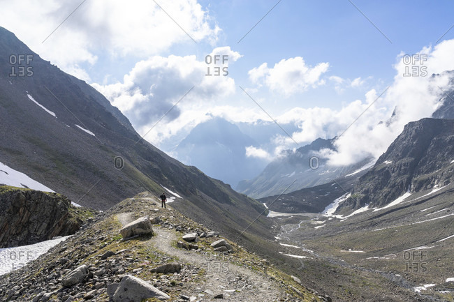 Europe, austria, tyrol, otztal alps, pitztal, plangeross, mountain hikers on a side moraine in the descent from the kaunergrathutte