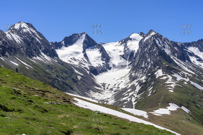 Europe, austria, tyrol, otztal alps, otztal, hikers on the mutsattel against the backdrop of the gaisbergferner at the end of the gaisberg valley
