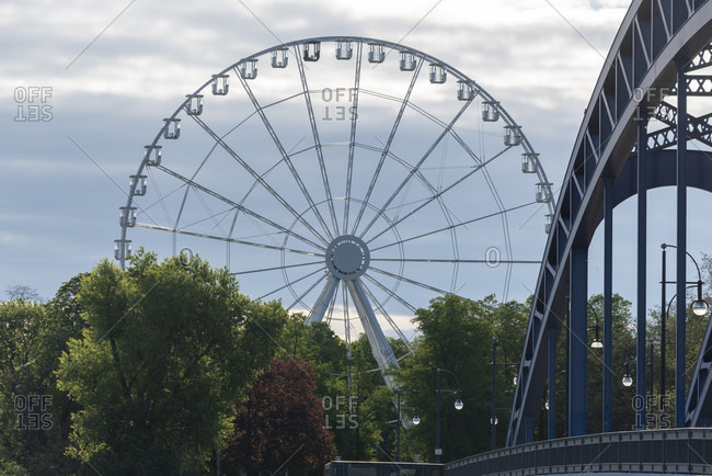 Germany, Saxony-Anhalt, Magdeburg: In the middle of the Corona crisis, a 55-meter-high ferris wheel was built in the Magdeburg city park.