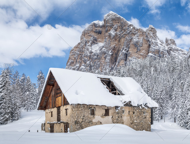 Abandoned buildings of Fedarola hut, in the background the Tofana di Rozes, winter landscape in the Dolomites, Cortina d\'Ampezzo, Belluno, Veneto, Italy