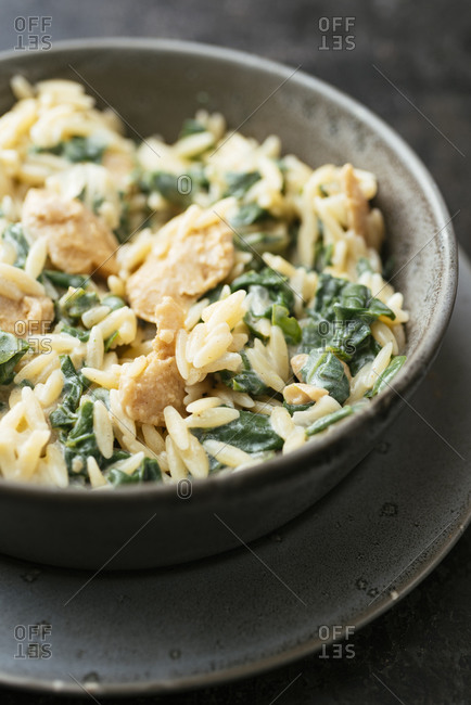 Garlicky orzo with vegan creamed spinach and chickun