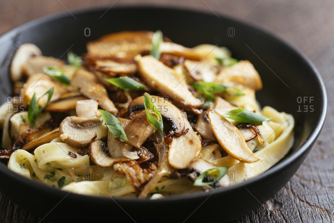 Home made vegan pasta alfredo with garlicy mushrooms