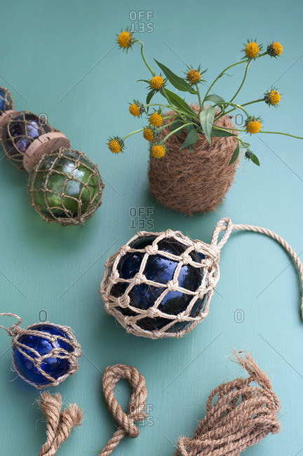 DIY maritime decorations made of crystal balls wrapped in macrame netting made of rope