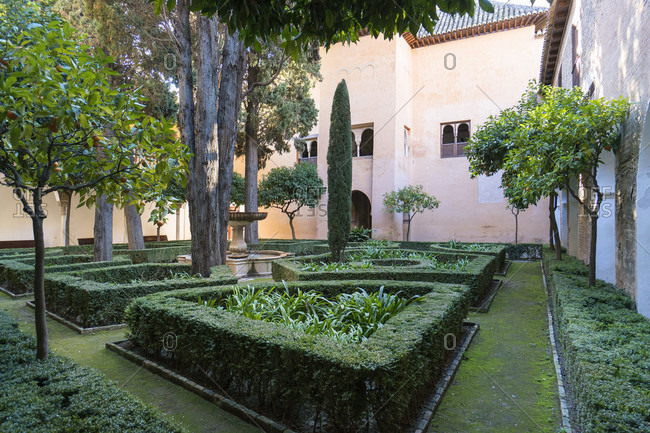 Granada (spain), alhambra, palacios nazaries, patio de lindaraja, garden