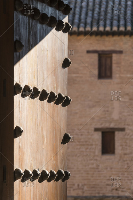 Spain, granada, alhambra, palacios nazaries, patio de lindaraja, gate