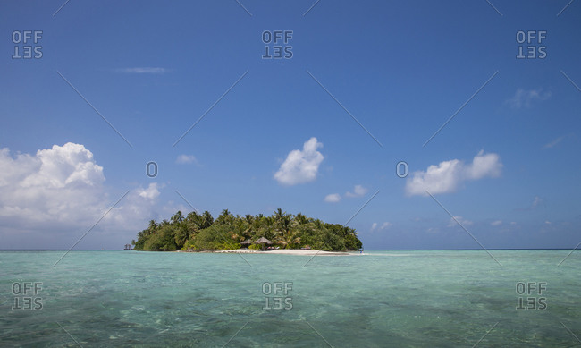 Indian Ocean, Maldives, Ari Atoll, Vilamendhoo Island, Tropical island on Indian Ocean