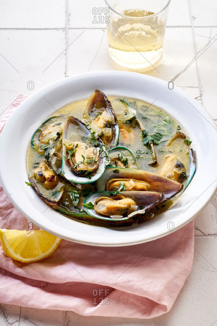 Steamed kiwi green mussels with wine, garlic and parsley