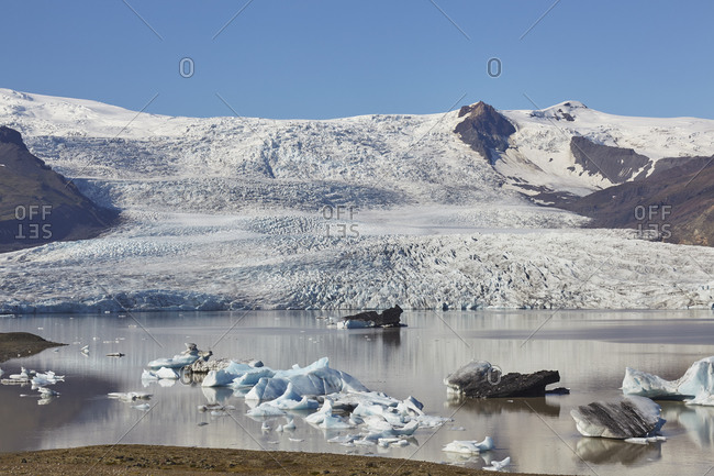 A glacier pouring down off the Vatnajokull icecap, the Fjallsjokull Glacier and Fjallsarlon lagoon, near Jokulsarlon, Iceland, Polar Regions