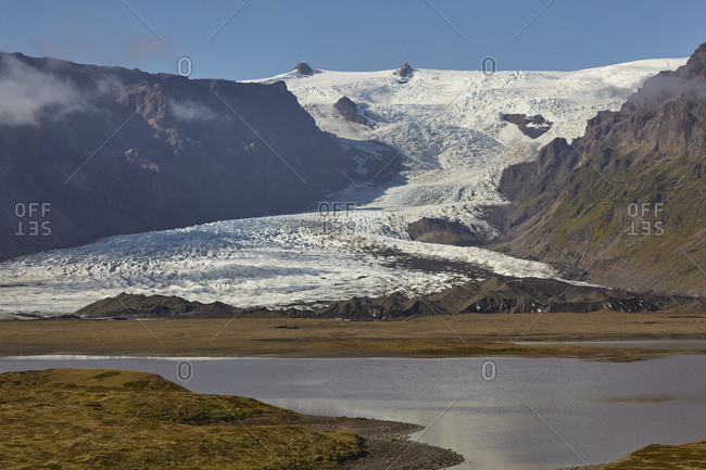 A spectacular glacier pouring down off the Vatnajokull icecap, Svinafellsjokull Glacier, Skaftafell National Park, Iceland, Polar Regions