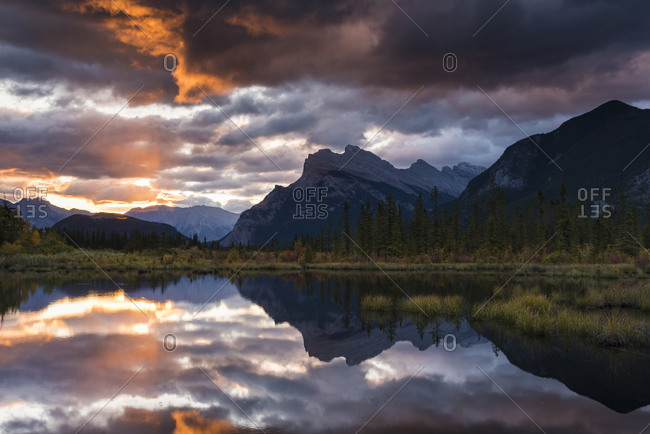 Sunrise at Vermillion Lakes with Mount Rundle in autumn, Banff National Park, UNESCO World Heritage Site, Alberta, Canadian Rockies, Canada, North America