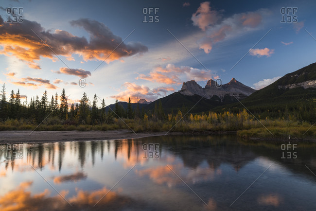 Sunrise in autumn at Three Sisters Peaks near Banff National Park, Canmore, Alberta, Canadian Rockies, Canada, North America