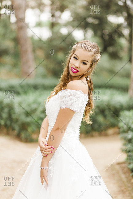 Bride, wedding, garden, young woman, wedding dress, smile, portrait