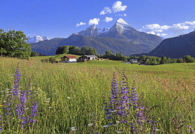 Farm near bischofswiesen against the watzmann (2713m), district of berchtesgaden, berchtesgadener land, upper bavaria, bavaria, germany
