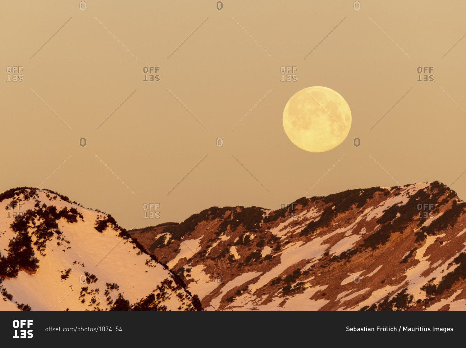 Full moon in the ester mountains near the krottenkopf, photographed from simetsberg