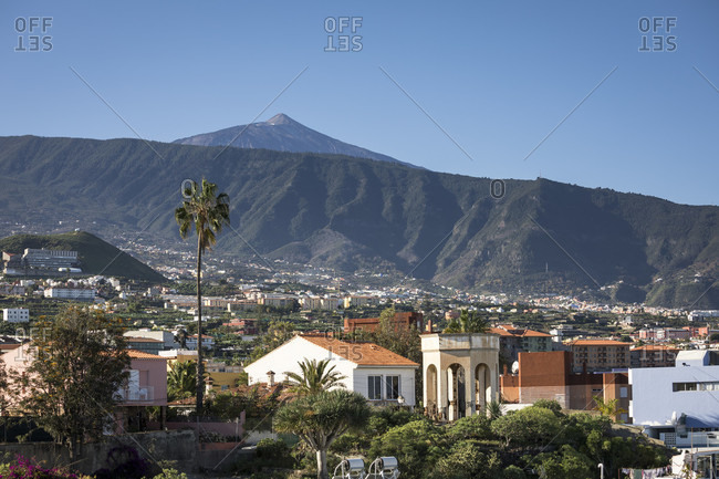 View from puerto de la cruz in the orotava valley towards pico del teide (3715 m), tenerife, canary islands, spain