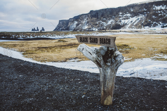 March 13, 2020: Signpost to Black Sand Beach at Vik y Myrdal