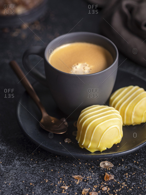 Coffee and lemon meringue sweets