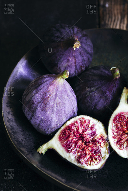 Sliced and whole figs in a bowl