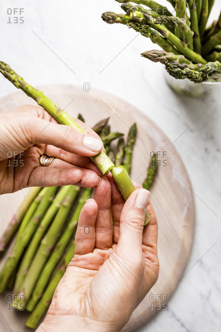 Person snapping asparagus to get rid of the woodsy part