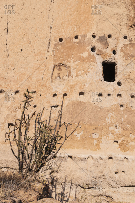 USA, New Mexico, Bandelier National Monument, Cliff dwellings in Bandelier National Monument