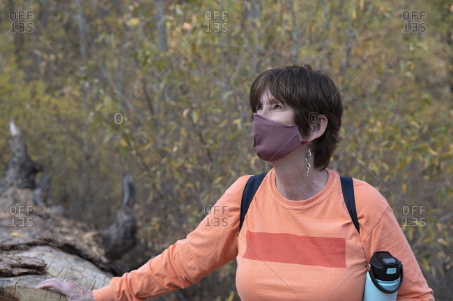 USA, New Mexico, Bandelier National Monument, Hiker with face mask in Bandelier National Monument