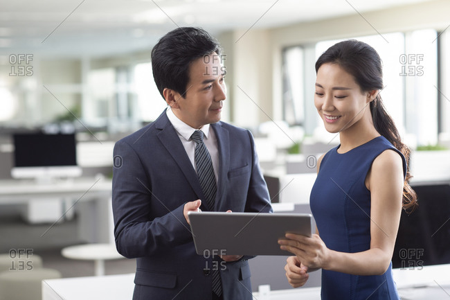 A man talking to a colleague in an office - Stock Image - F010