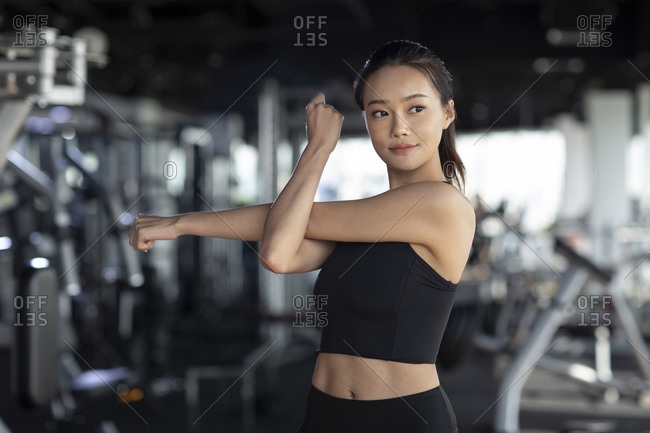 Premium Photo Beautiful Fitness Women Exercising At The Gym