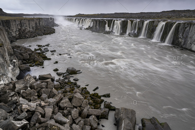 Scenic view of selfoss waterfall on jokulsa a fjollum river against sky, northern iceland