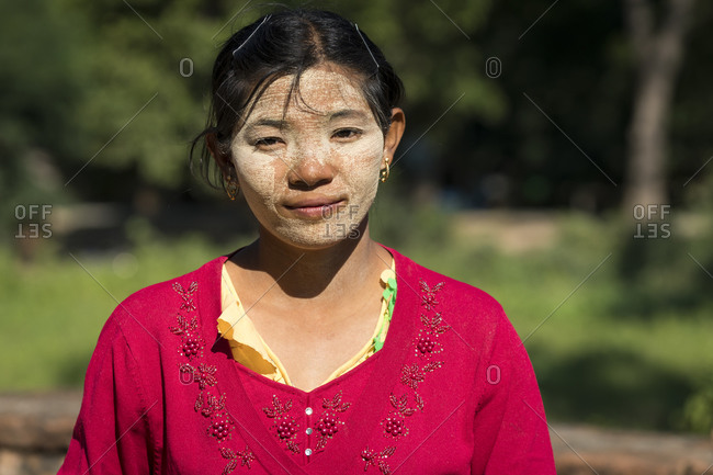 Inn wa, mandalay region, myanmar (burma) - january 13, 2018: young woman with thanaka on face during sunny day, inwa, mandalay, myanmar