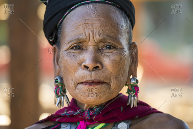 Loikaw, kayah state, myanmar (burma) - january 23, 2018: portrait of woman from kayah tribe, loikaw, myanmar