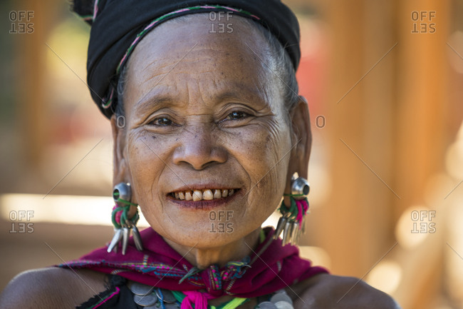 Loikaw, kayah state, myanmar (burma) - january 23, 2018: portrait of smiling woman from kayah tribe looking at camera, loikaw, myanmar